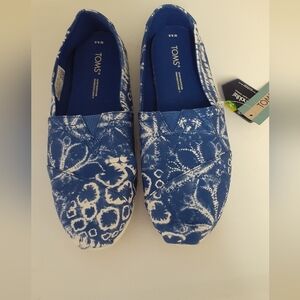NWT TOMS Blue Patterned Slip-On Shoes - size womens' 8.5